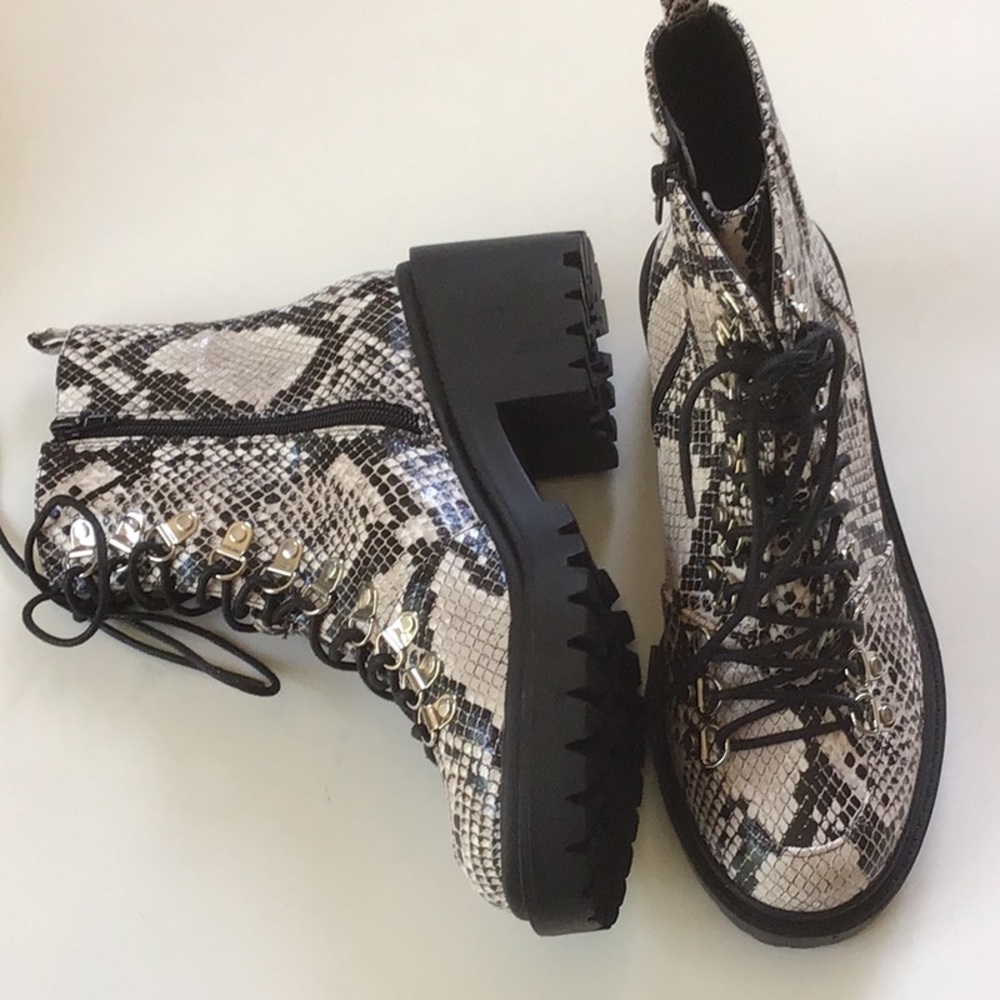 Boots snake skin style NWT